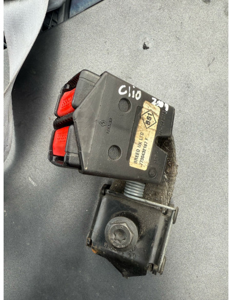 encaixe de cinto segurança  traseiro   renault clio 1.9 2000