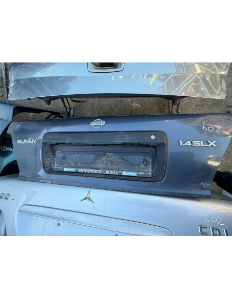 tampa da mala nissan sunny
